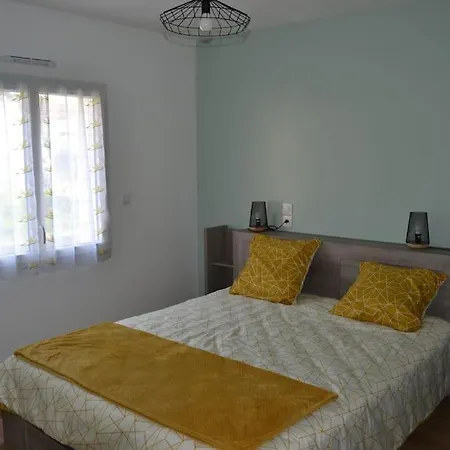 Aux Abords De La Foret *