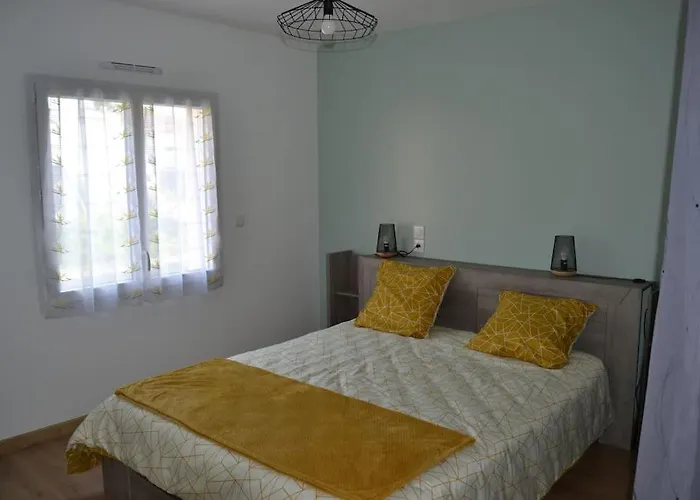 Aux Abords De La Forêt *